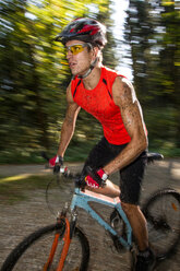 Deutschland, Mountainbiker im Wald - EGF000092