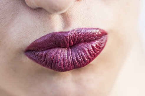 Lippen einer Frau mit rotem Lippenstift, schmollend - EGF000087