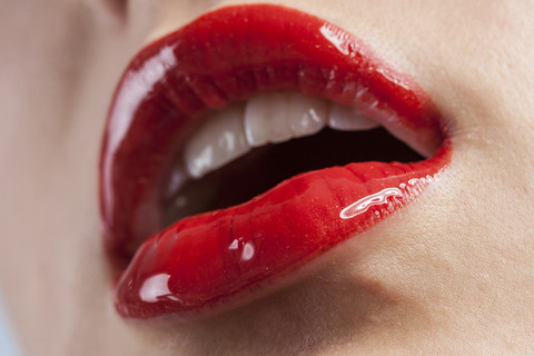 Lippen einer Frau mit rotem Lippenstift, lizenzfreies Stockfoto