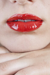 Lippen einer Frau mit rotem Lippenstift - EGF000090