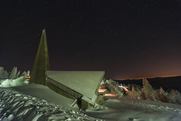 Deutschland, Baden-Württemberg, Feldberg, Blick auf moderne Kirche bei nächtlicher Winterlandschaft - PA000329