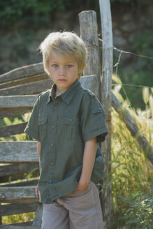 Porträt eines kleinen Jungen mit der Hand in der Tasche - PAF000336
