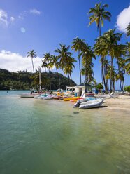 Karibik, Saint Lucia, Marigot Bay, Strand mit Booten - AMF001795