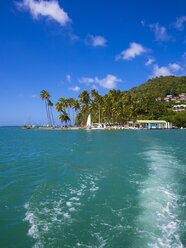 Karibik, Saint Lucia, Marigot Bay, Blick auf den Strand vom Meer aus - AMF001796
