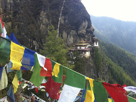 Blick auf den Tigernest-Tempel mit Gebetsfahnen davor, Paro, Bhutan - FLF000387