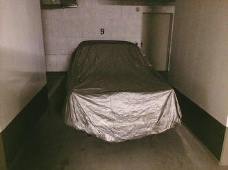 Auto, abgedeckt mit einem Tuch für den Winter in einer Garage, München Deutschland - FLF000391