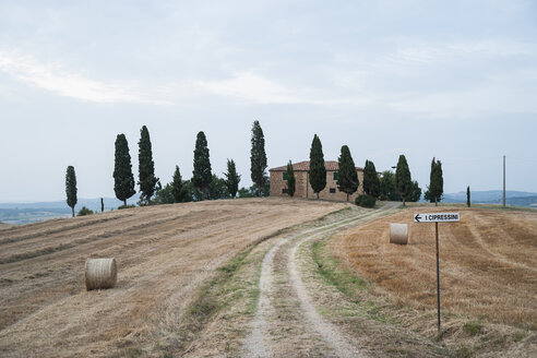 Italien, Toskana, Haus mit Zypressenreihe im Vordergrund - PAF000342
