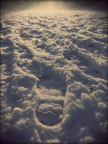 Fußspuren im Schnee, Landshut, Deutschland, lizenzfreies Stockfoto
