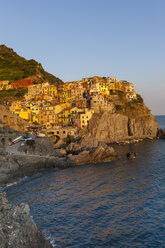 Italien, Cinque Terre, Provinz La Spezia, Ligurien, Riomaggiore, Manarola, Küste und Häuser, Abendlicht - AMF001803