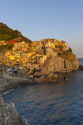 Italy, Cinque Terre, La Spezia Province, Liguria, Riomaggiore, Manarola, coast and houses, evening light - AMF001803