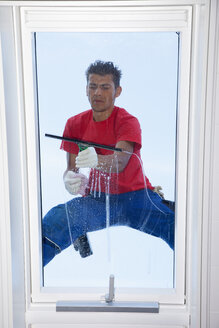 Germany, Window cleaner cleaning roof window - CSF020822