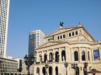 Altes Opernhaus zwischen Wolkenkratzern in Frankfurt, Hessen, Deutschland - MSF003251