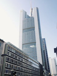 Bürogebäude mit dem Commerzbank-Hochhaus im Hintergrund, Frankfurt, Deutschland - MSF003253