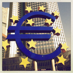 Großes Euro-Symbol und Wolkenkratzer, Europäische Zentralbank, Frankfurt, Hessen, Deutschland - MSF003257
