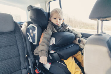 Deutschland, Kleiner Junge auf dem Rücksitz eines Autos - MFF000882