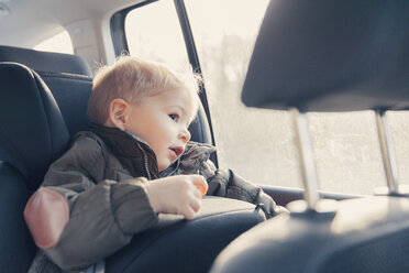 Deutschland, Kleiner Junge auf dem Rücksitz eines Autos - MFF000888