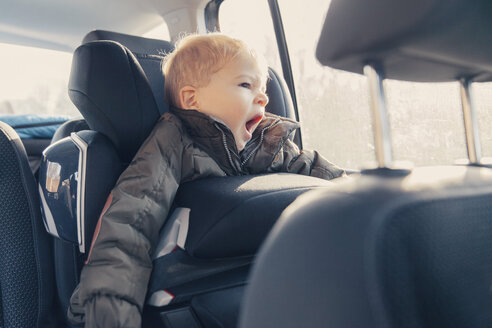 Deutschland, Kleiner Junge auf dem Rücksitz eines Autos, gähnend - MFF000884