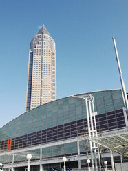 Messehallen und Messeturm in Frankfurt, Deutschland - MSF003206