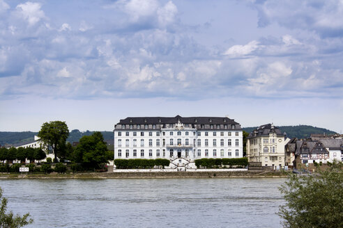 Deutschland, Rheinland Pfalz, Neuwied, Blick auf Schloss Engers am Rhein - CSF020870
