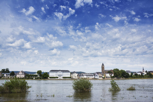 Deutschland, Rheinland Pfalz, Neuwied, Blick auf Schloss Engers am Rhein - CSF020869