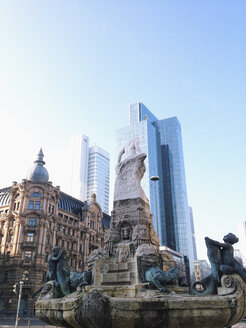 Märchenhafter Brunnen mit Bank-Hochhäusern in Frankfurt, Hessen, Deutschland - MSF003274