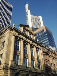 Neoklassizistische Fassade mit Hochhäusern, im Hintergrund der Commerzbank-Turm, Frankfurt, Hessen, Deutschland - MSF003279