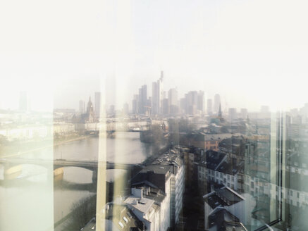 Frankfurter Skyline spiegelt sich in einem Fenster, Frankfurt, Deutschland - MSF003287