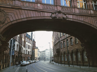 Überbaute Brücke des Ratskellers in Frankfurt, Hessen, Deutschland - MSF003289