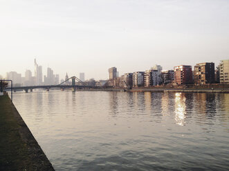 Frankfurter Skyline mit dem Mainufer (Ostend), Frankfurt, Hessen, Deutschland - MSF003243