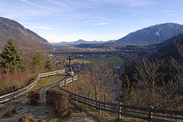 Deutschland, Oberbayern, Blick von der Kirche St. Pankratius auf das Tal von Bad Reichenhall vor dem Gaisberg und dem Untersberg - LB000544