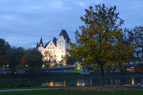Deutschland, Bayern, Ingolstadt, Neues Schloss an der Donau und Klenzepark am Abend - LB000540