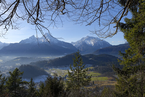 Deutschland, Oberbayern, Berchtesgaden, Maria Gern, Watzmann und Hochkalter vom Aussichtspunkt Marxen - LB000539