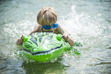 Junge schwimmt mit Badespielzeug - PAF000394