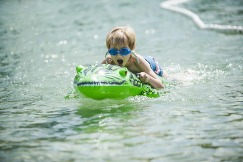 Junger Junge mit Schwimmbrille und Badespielzeug, lizenzfreies Stockfoto