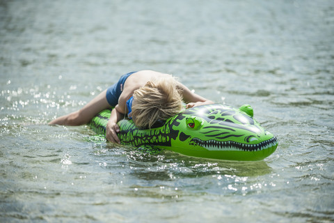 Junge mit einer Pause auf seinem Badespielzeug, lizenzfreies Stockfoto