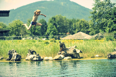 Kleiner Junge springt in einen See - PAF000360