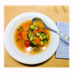 Gemüsesuppe mit Brokkoli, Tomaten, grünen Zwiebeln, Zucchini, Tomatenmark und Karotten - MAEF007745