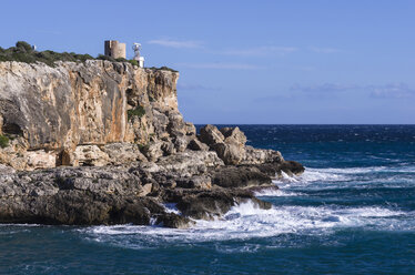 Spanien, Balearische Inseln, Mallorca, Santanyi, Blick auf die Steilküste - THAF000043