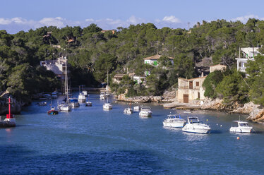 Spanien, Balearische Inseln, Mallorca, Santanyiview zum Dorf mit Booten vor - THAF000039