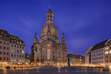 Deutschland, Sachsen, Dresden, Blick auf die beleuchtete Frauenkirche am Neumarkt - RUEF001202