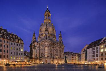 Germany, Saxony, Dresden, view to lighted Church of Our Lady at Neumarkt square - RUEF001202