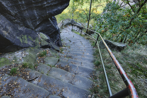 Deutschland, Sachsen, Nationalpark Sächsische Schweiz, Elbsandsteingebirge, Stufen vom Lilienstein hinunter - RUEF001205