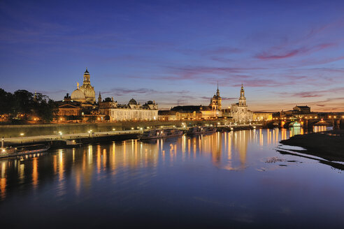 Deutschland, Sachsen, Dresden, Blick auf die Elbe und die Dresdner Skyline bei Sonnenuntergang - RUE001208