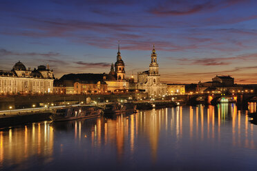 Deutschland, Sachsen, Dresden, Blick auf die Elbe und die Dresdner Skyline bei Sonnenuntergang - RUEF001209