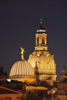 Deutschland, Sachsen, Dresden, Blick auf die Kuppel der beleuchteten Frauenkirche bei Nacht - RUEF001210