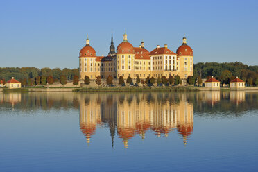 Deutschland, Sachsen, Dresden, Moritzburg, Blick auf Schloss Moritzburg - RUEF001211