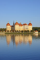 Deutschland, Sachsen, Dresden, Moritzburg, Blick auf Schloss Moritzburg - RUEF001212