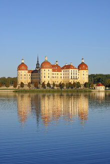Deutschland, Sachsen, Dresden, Moritzburg, Blick auf Schloss Moritzburg - RUEF001212