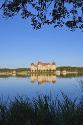 Deutschland, Sachsen, Dresden, Moritzburg, Blick auf Schloss Moritzburg - RUEF001213