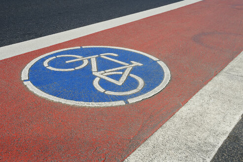 Deutschland, Nordrhein-Westfalen, Köln, Fahrradweg mit Verkehrsschild - RUEF001216